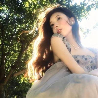 穿盔甲的少女